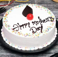 A heartfelt cake, perfect for celebrating Mom on Mother's Day with nostalgic memories and sweet sentiments.