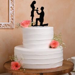 Beautiful love-filled cake, ideal for romantic occasions, with customizable flavors and designs for a perfect celebration.