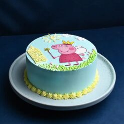 Peppa Pig cake decorated with colorful icing, ideal for birthdays and celebrations for fans of the popular children's character.