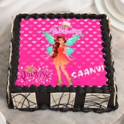 Square pink Barbie poster cake, decorated with colorful details, ideal for celebrating birthdays and special occasions in style.